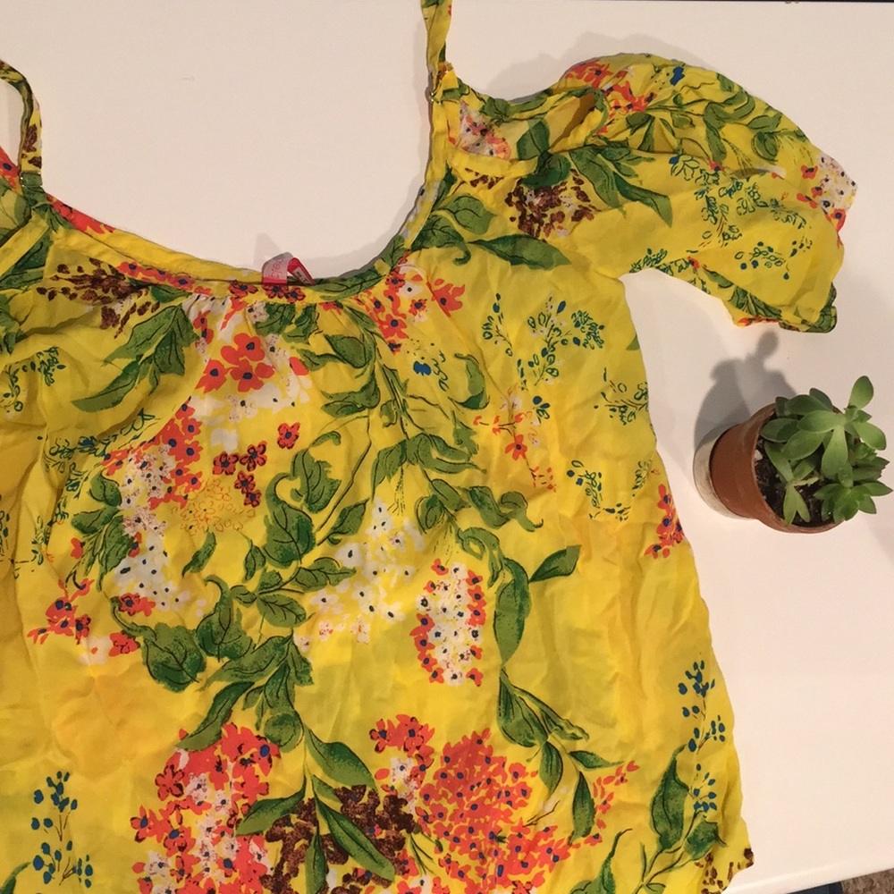 Yellow spaghetti strap blouse 🌱